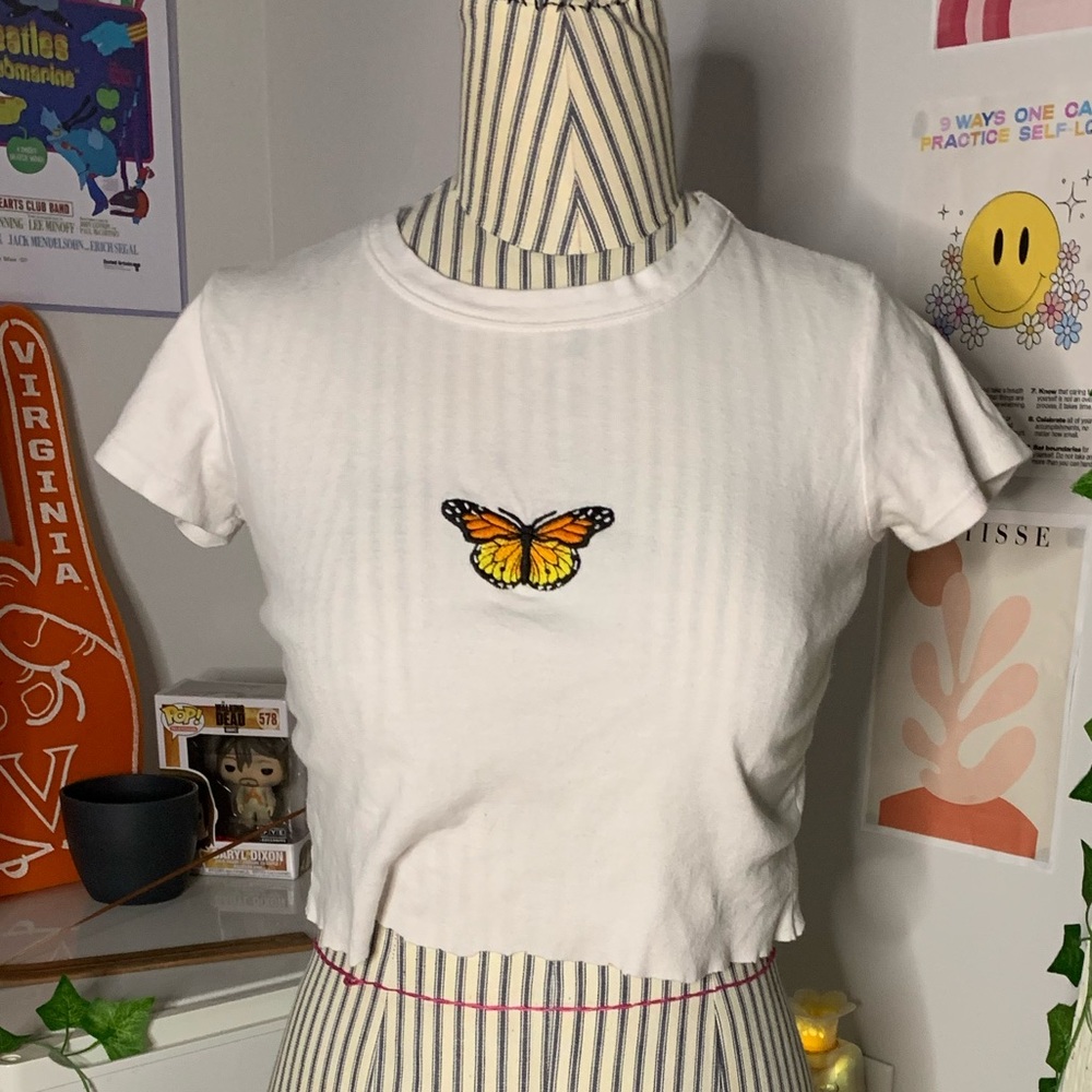 White butterfly cropped tee from brandy Melville SIZE: XS,S
